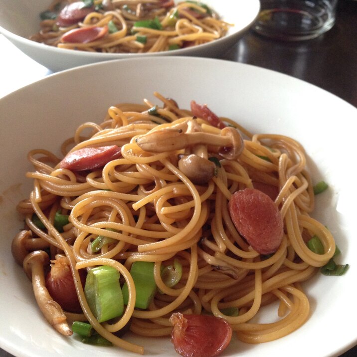 しめじとウィンナーの焼きそば風パスタ♪